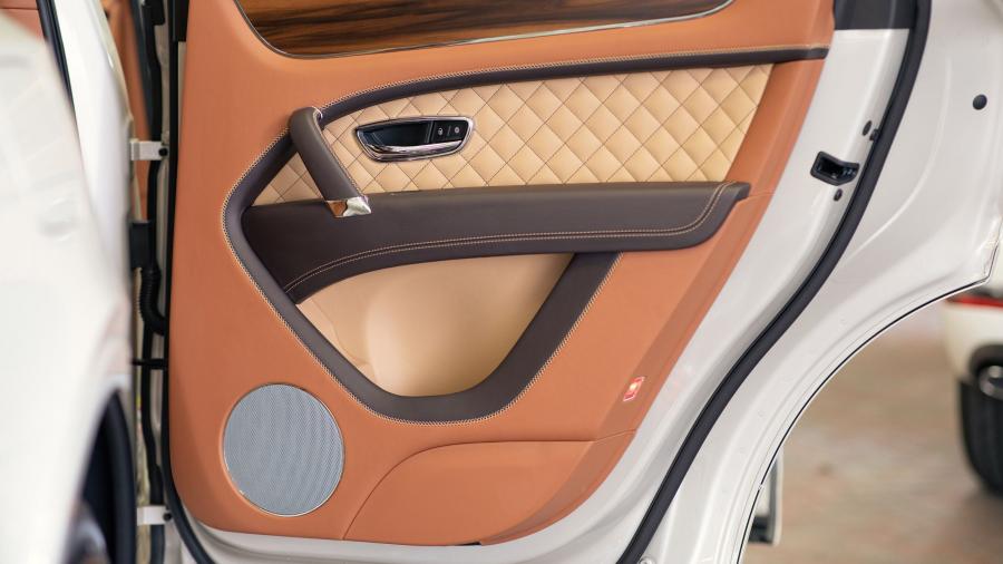 Детали интерьера Bentley Bentayga Stetson Edition 2019 года  (NA) (фото 9 из 25)